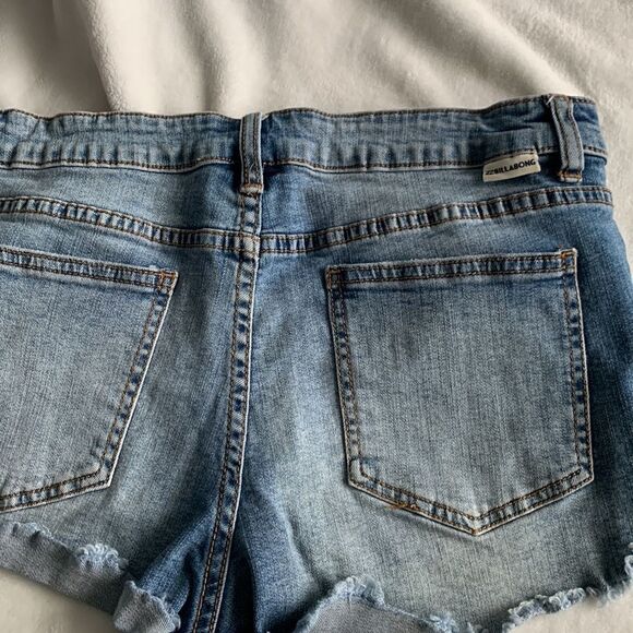 BILLABONG Buttoned-Up Mid Rise Frayed Hem Denim Shorts - Picture 4 of 4